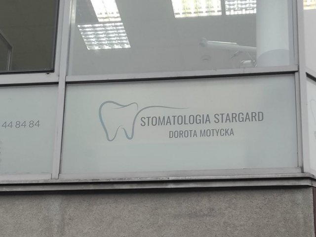 Oklejenie szyb folią ciętą i szronioną dla Stomatologia Stargard Dorota Matycka
