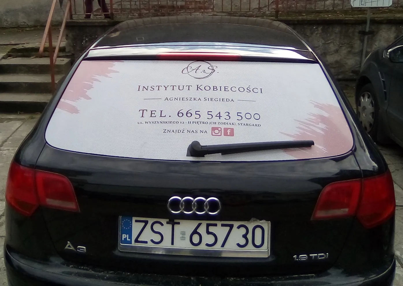 Oklejenie pojazdu dla Instytutu Kobiecości Agnieszka Siegieda