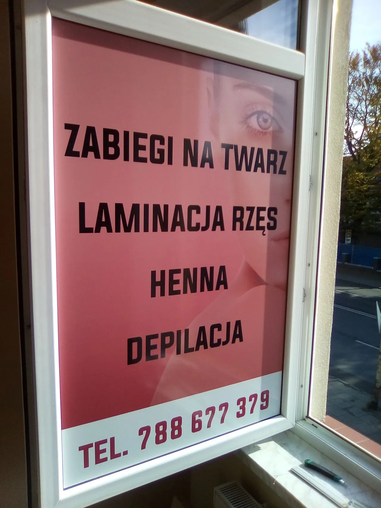 Oklejenie witryny dla Magia Urody folią Monomeryczną i OWV