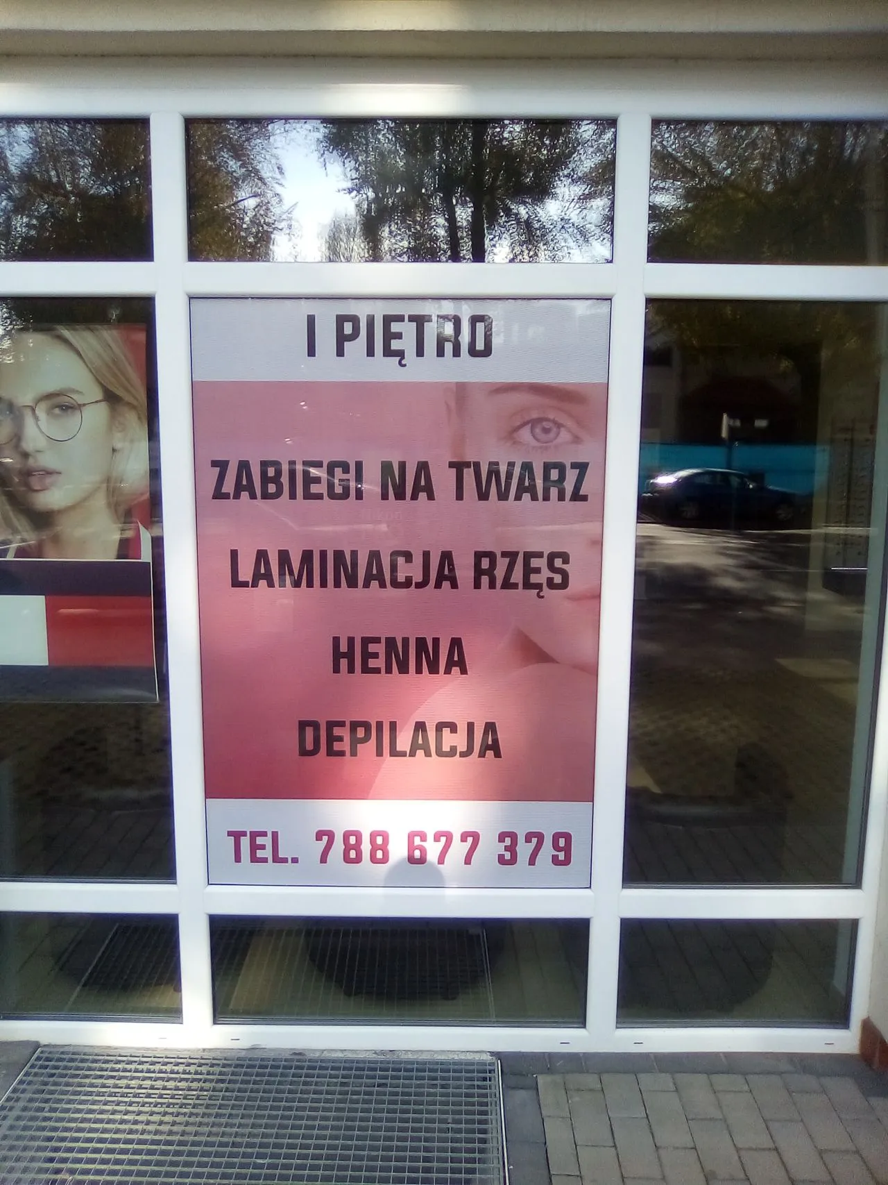 Oklejenie witryny dla Magia Urody folią Monomeryczną i OWV