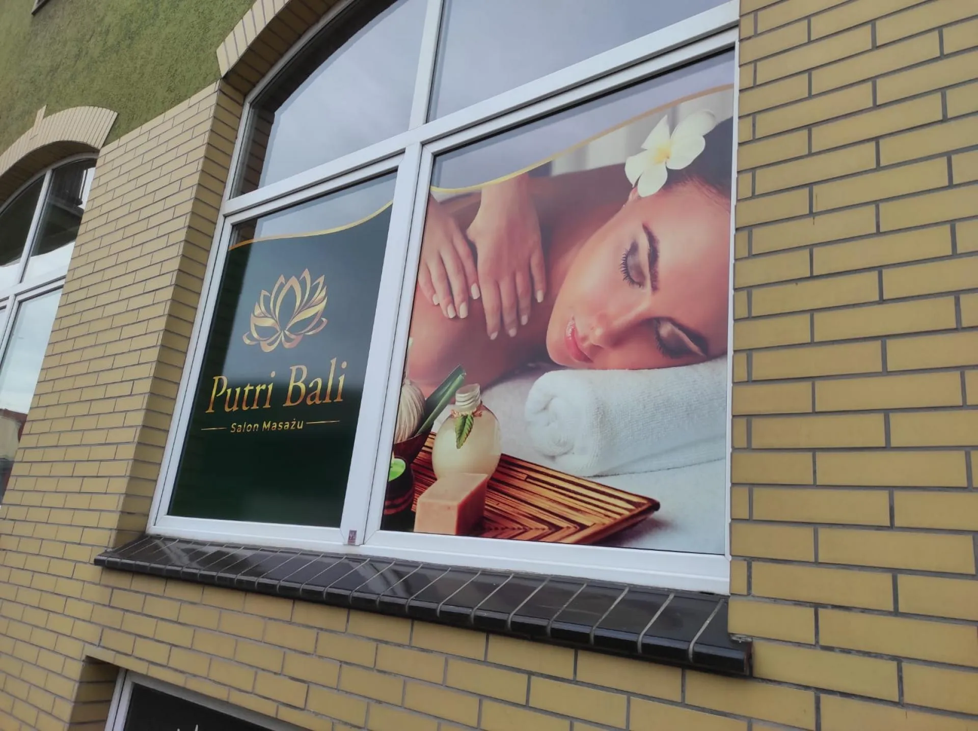 Oklejenie witryny dla Salonu Masażu Putri Bali
