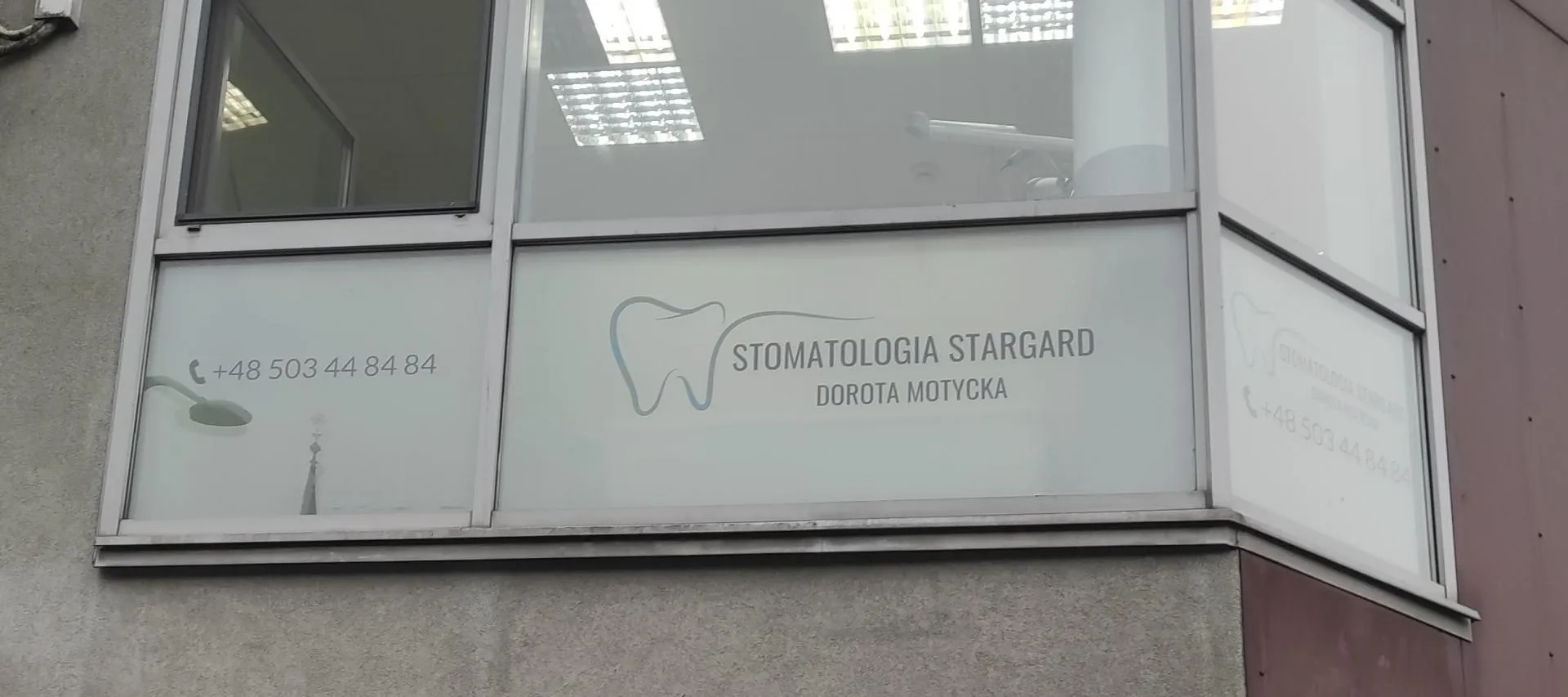 Oklejenie szyb folią ciętą i szronioną dla Stomatologia Stargard Dorota Matycka