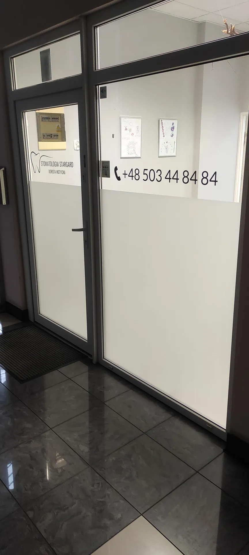 Oklejenie szyb folią ciętą i szronioną dla Stomatologia Stargard Dorota Matycka